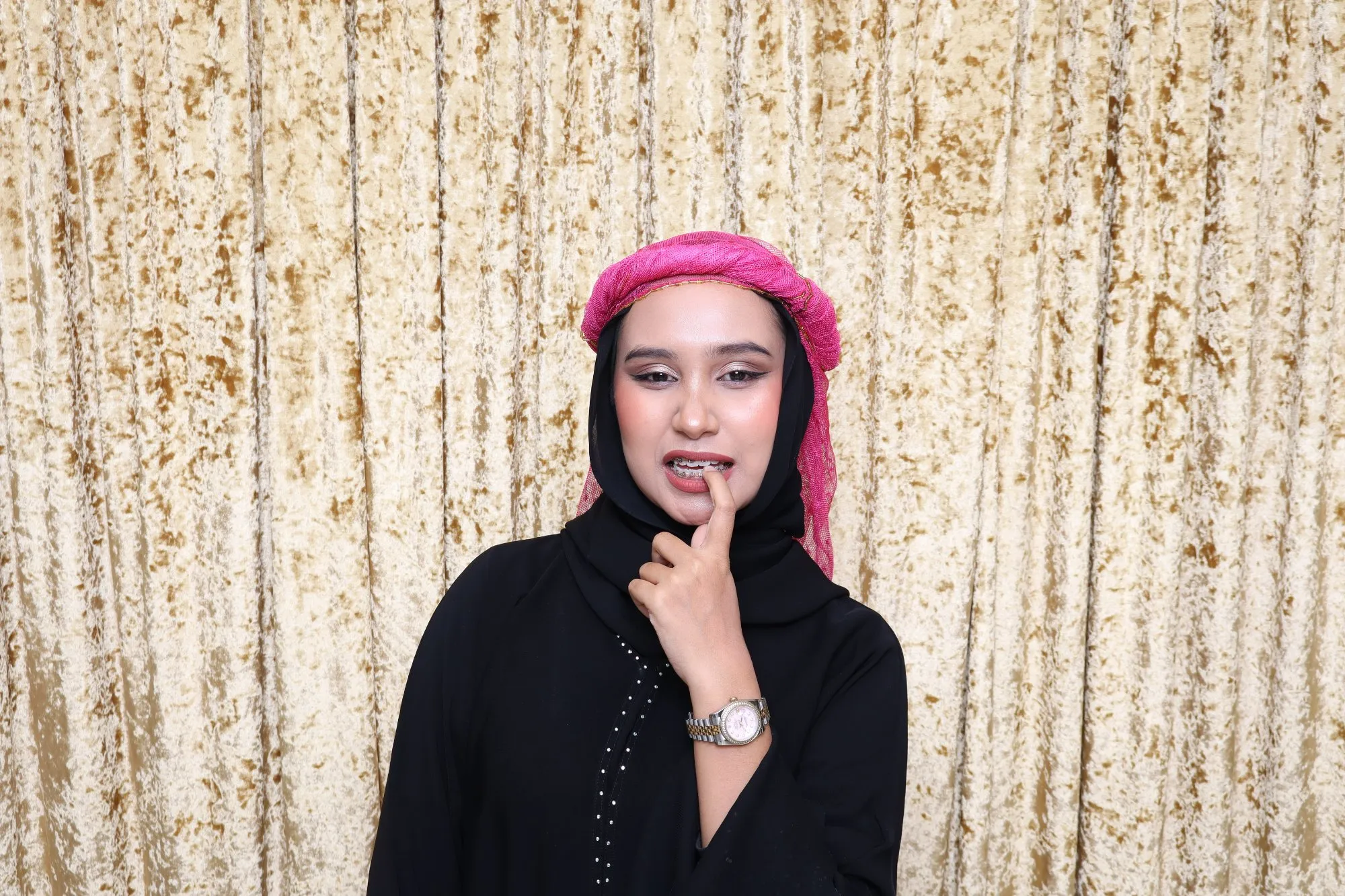 Aksi tetamu di depan backdrop photobooth pada majlis anugerah perkhidmatan cemerlang & sanjungan budi APC 2025 & Jasamu Dikenang 2026 Zon Timur di Swiss-Belhotel Kuantan