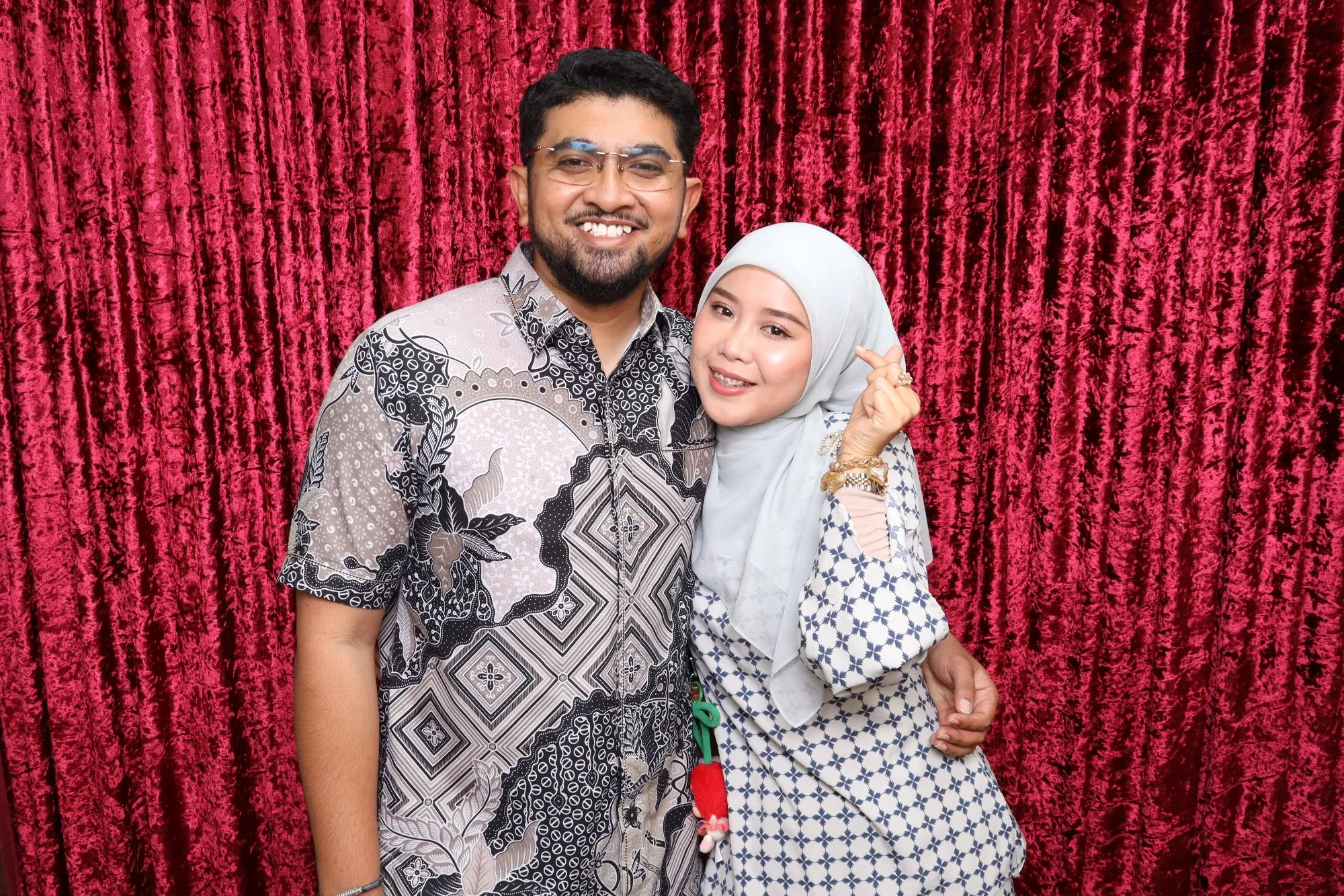 Aksi tetamu di depan backdrop photobooth pada majlis perkahwinan Farhan & Afifah di Titik Temu