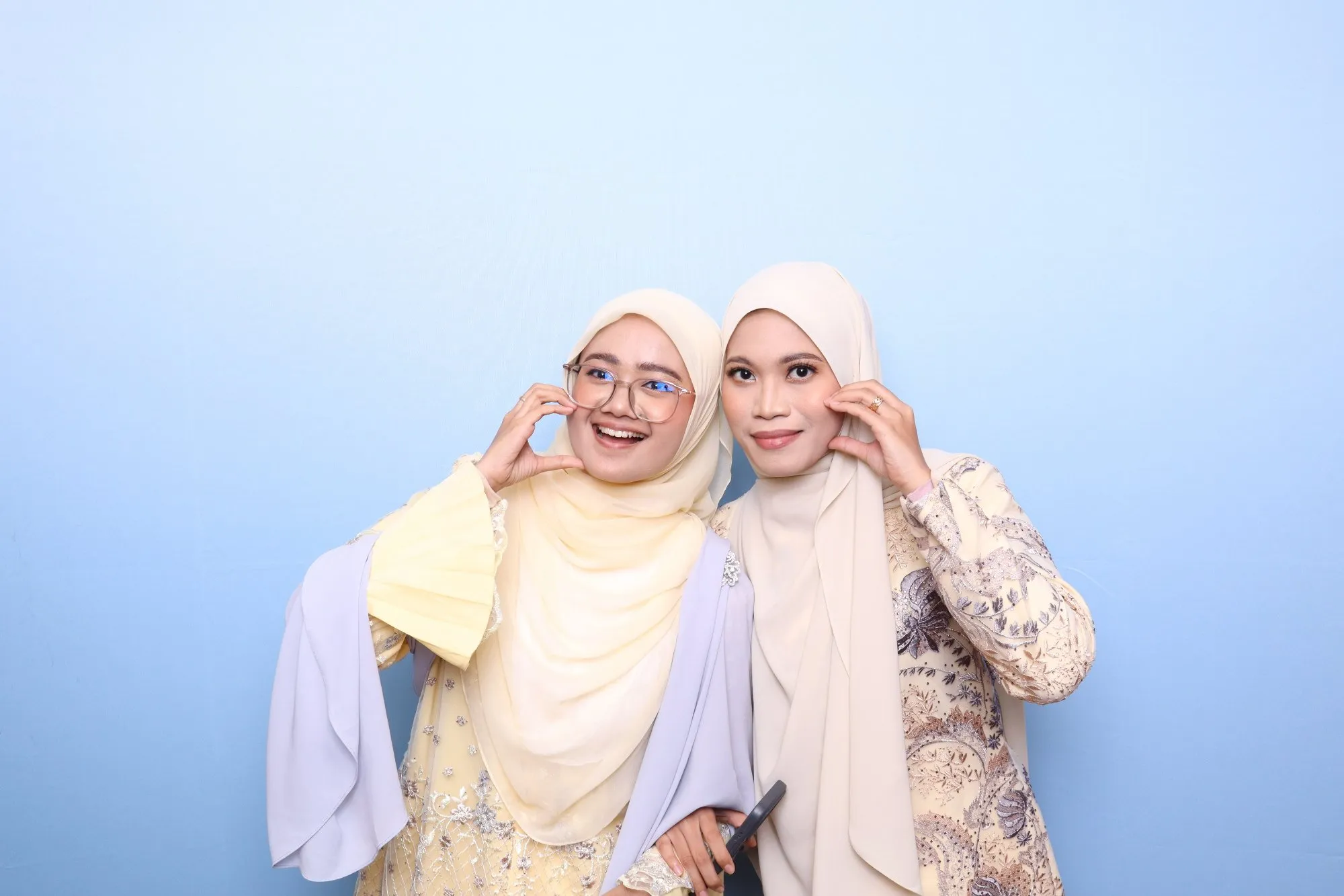 Aksi tetamu di depan backdrop photobooth pada majlis perkahwinan YM Tuan Nadia & Kapt Qayum di Kimstone Hall