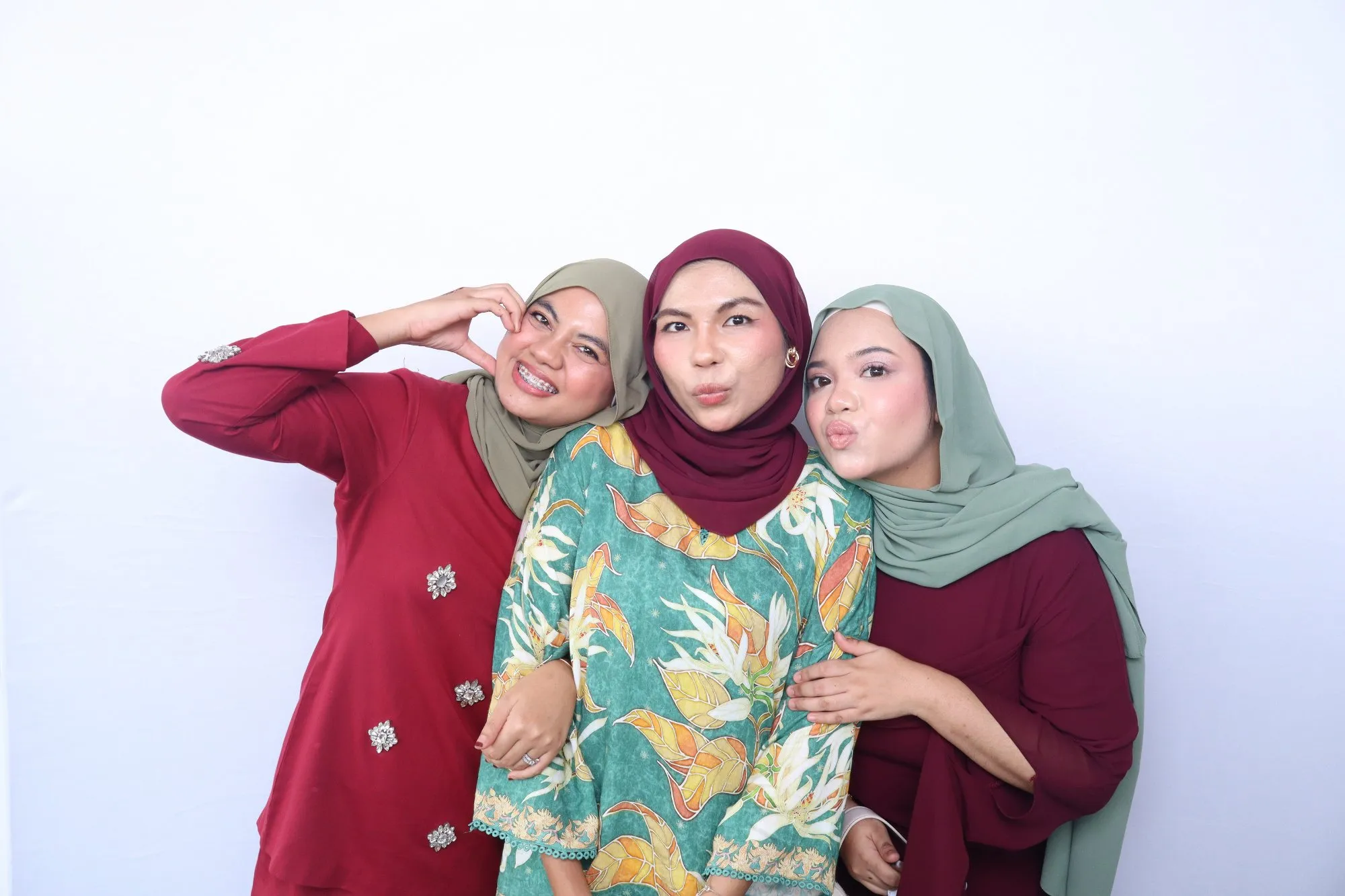 Aksi tetamu di depan backdrop photobooth pada majlis perkahwinan Adam & Hanie di House of Sanding