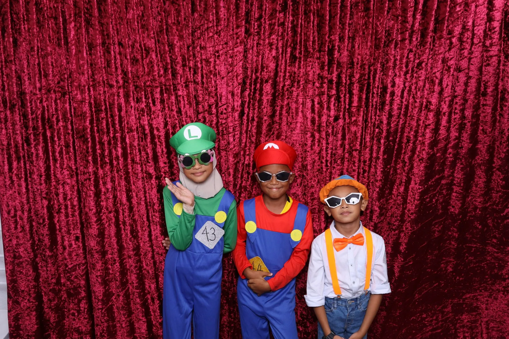 Aksi tetamu di depan backdrop photobooth pada makan malam tahunan Pharmacy Movie Magic Night: A Night of Movie Characters & Magical Moments di Anjung Persada Event Hall
