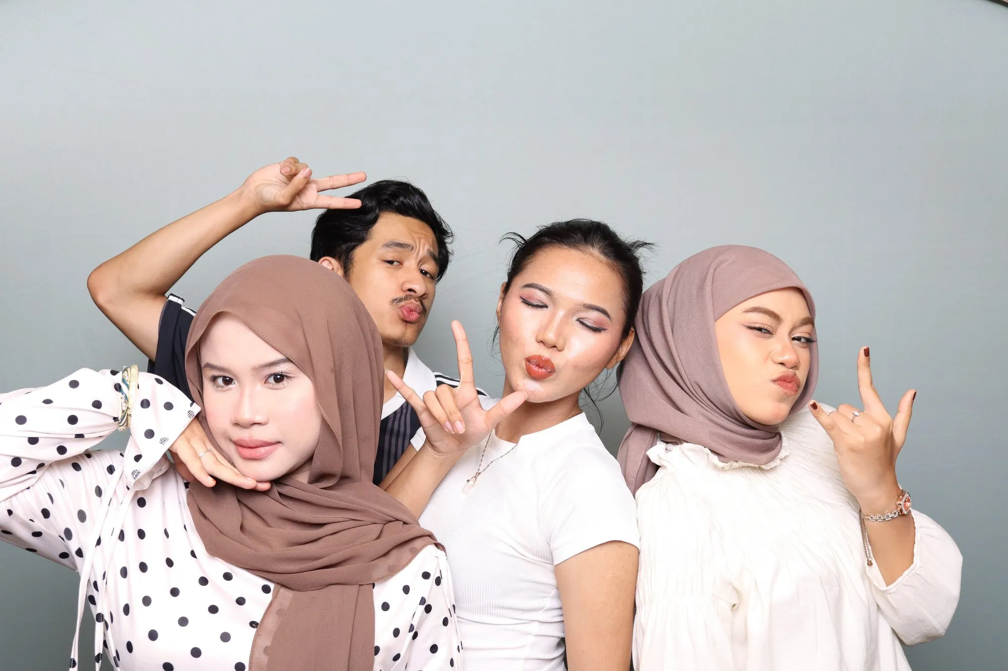 Aksi tetamu di depan backdrop photobooth pada santai santai belia Malam Muda Gen Z di Pantai Batu Hitam