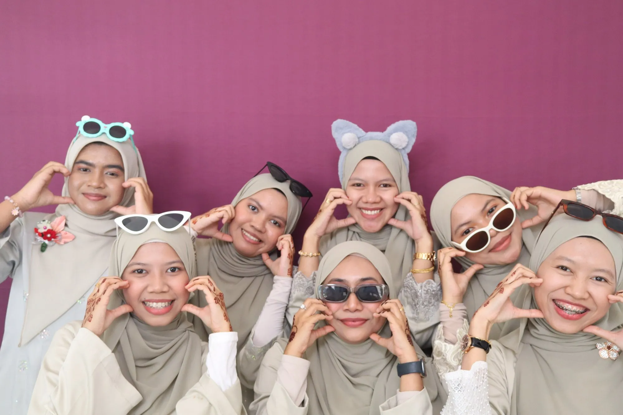 Aksi tetamu di depan backdrop photobooth pada majlis perkahwinan Alia & Huamidi di Mana-mana Cafe
