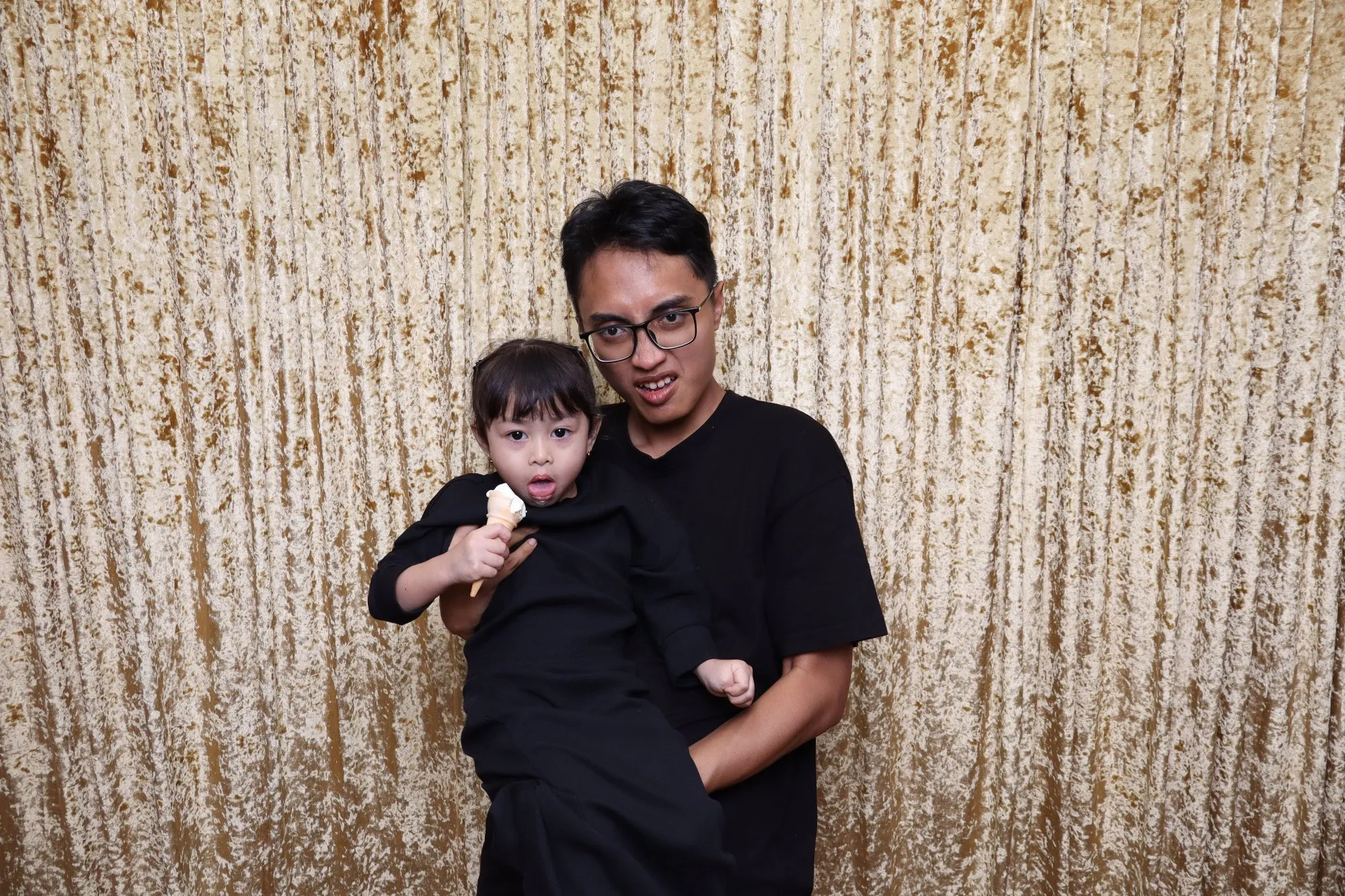 Aksi tetamu di depan backdrop photobooth pada rumah terbuka hari raya Rumah Terbuka Adam & Efiza di KotaSAS
