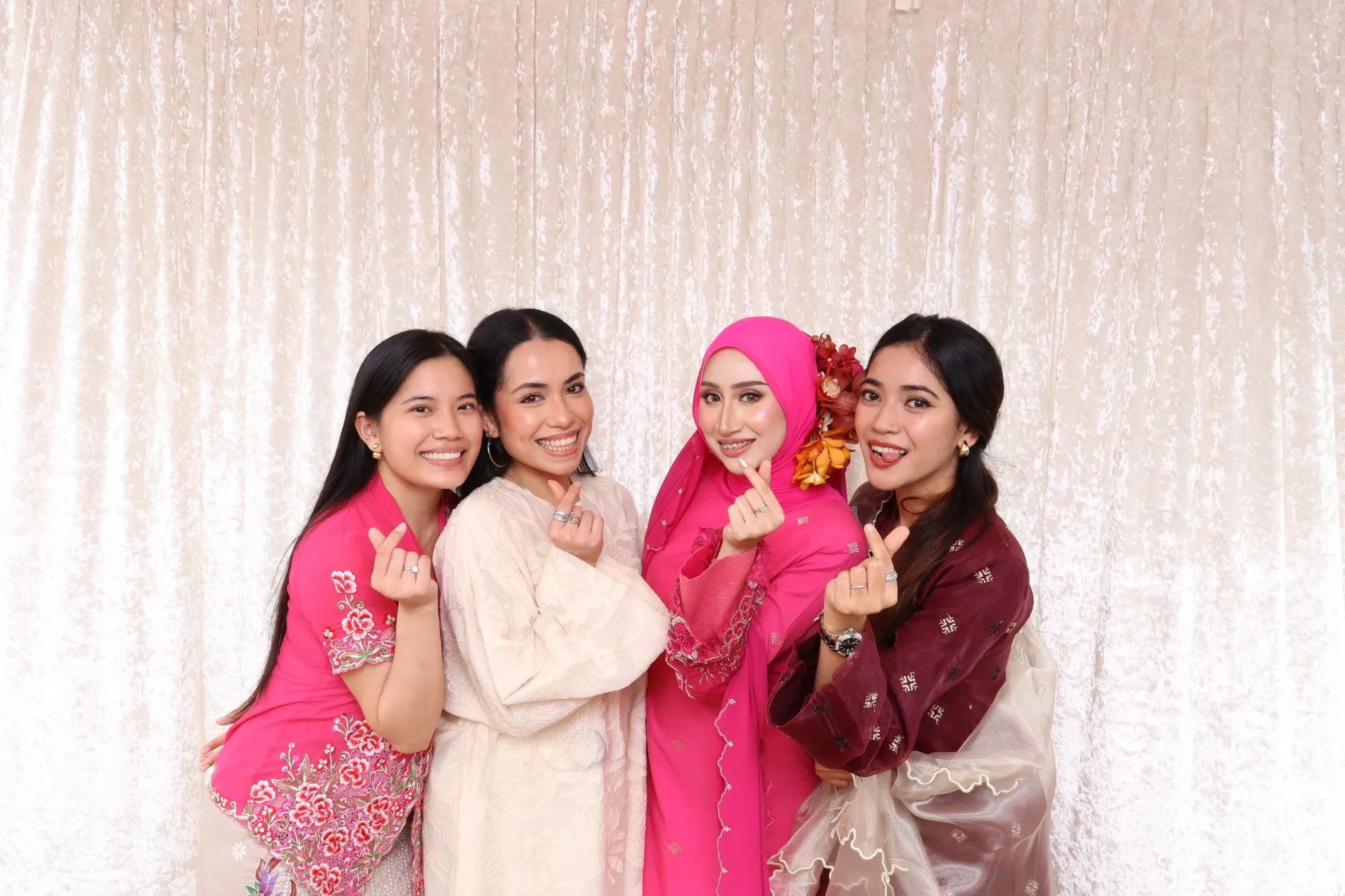 Aksi tetamu di depan backdrop photobooth pada majlis perkahwinan Izzul & Athirah di Ruma Kayu Retreat