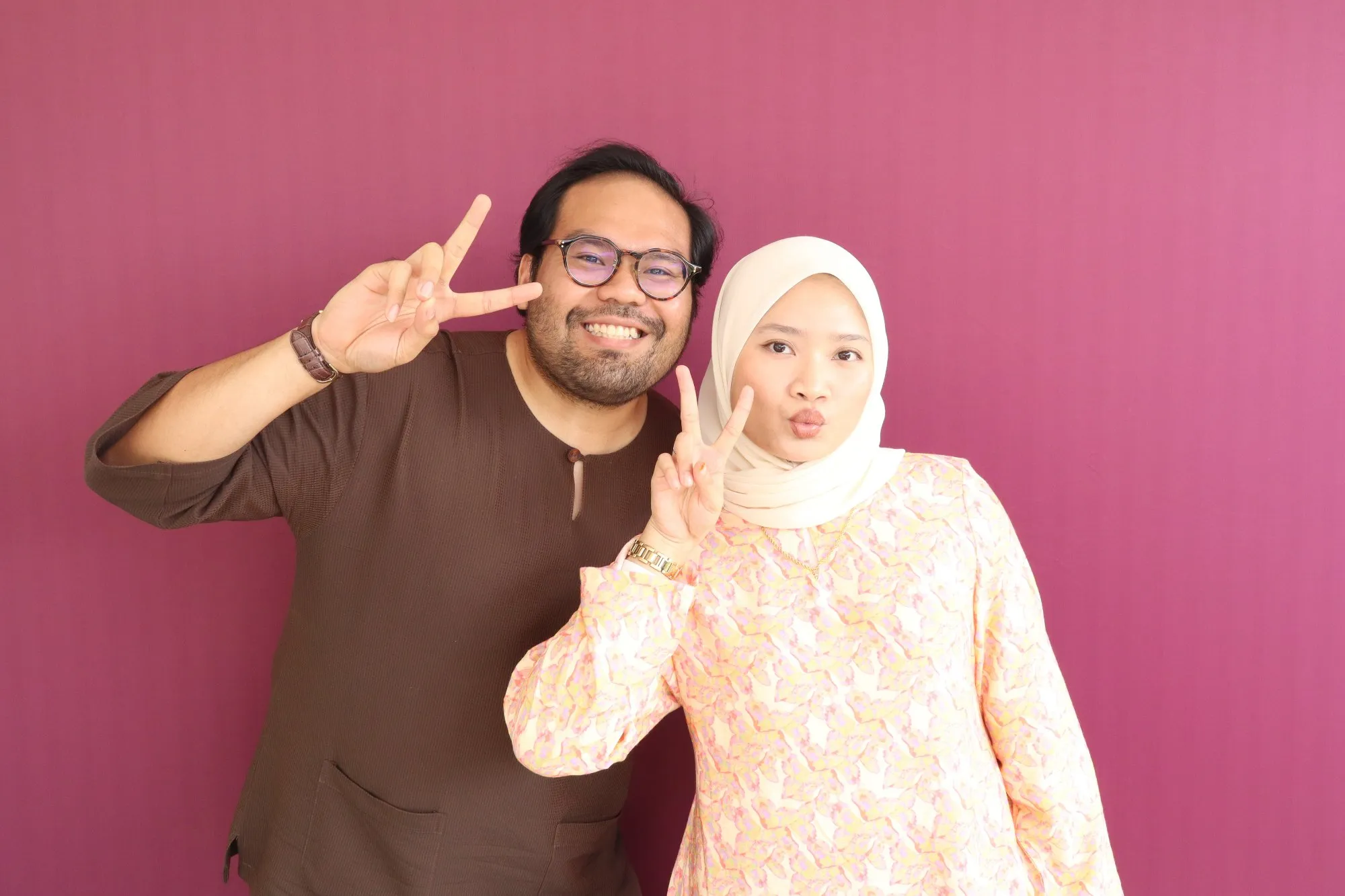 Aksi tetamu di depan backdrop photobooth pada majlis perkahwinan Wahira & Ameer di Halaman