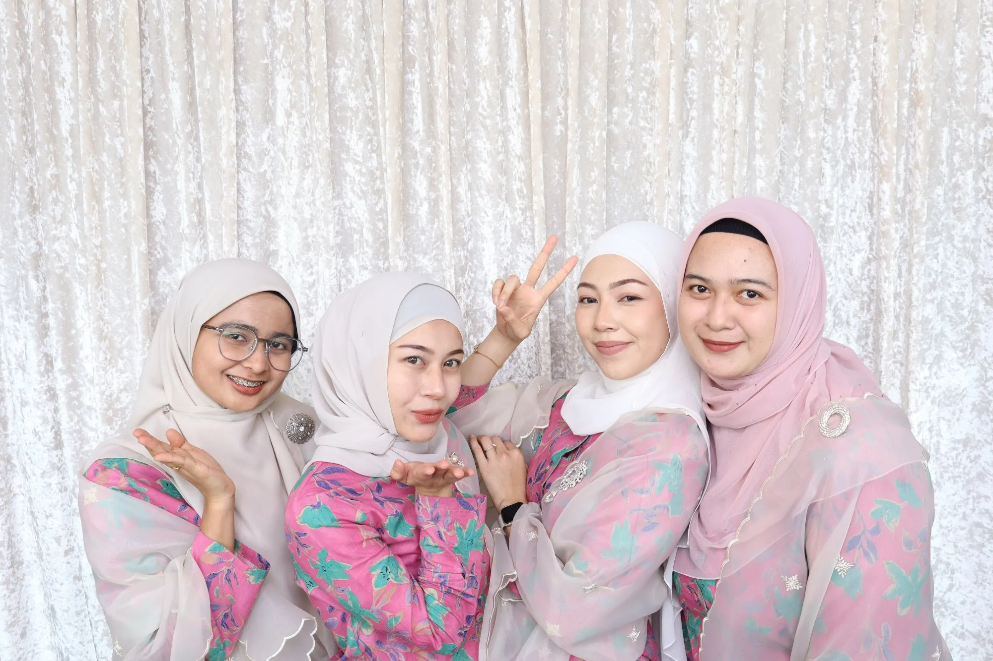 Aksi tetamu di depan backdrop photobooth pada rumah terbuka hari raya Rumah Terbuka Hari Raya SSP di The Bayu Weddings and Events