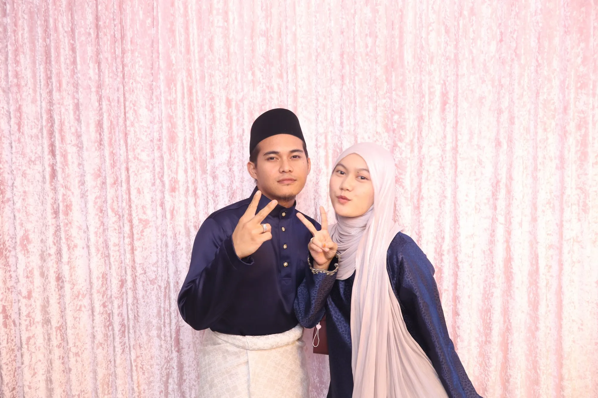 Aksi tetamu di depan backdrop photobooth pada majlis perkahwinan Atiqah & Afiq di CMI Diamond Hall