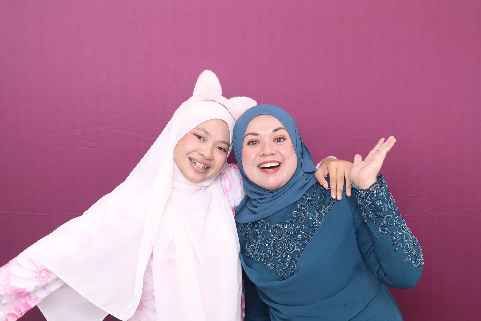 Aksi tetamu di depan backdrop photobooth pada majlis perkahwinan Safinah & Bashyar di Mana-mana Cafe