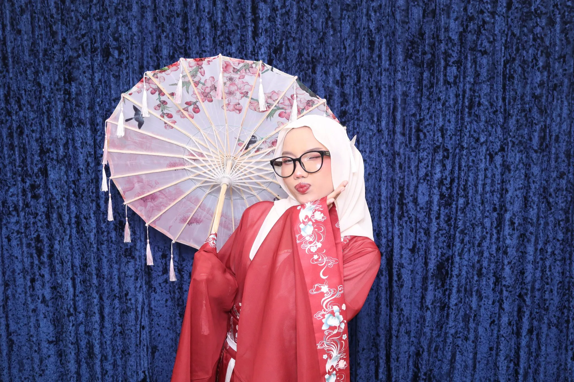 Aksi tetamu di depan backdrop photobooth pada makan malam tahunan Amethyss's Grand Dinner di Grand Darul Makmur Hotel