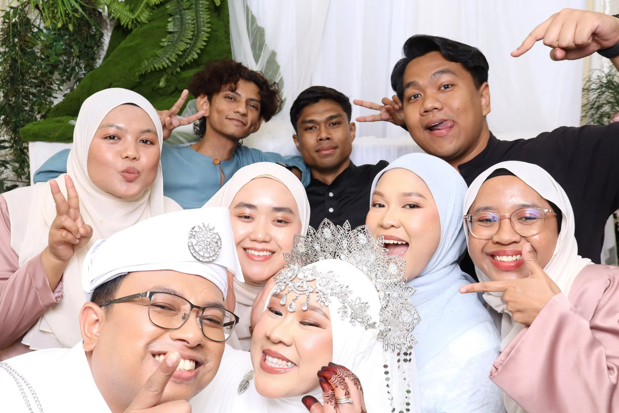 Aksi tetamu di depan backdrop photobooth pada majlis perkahwinan Athirah & Harith di Green Garden Event Space