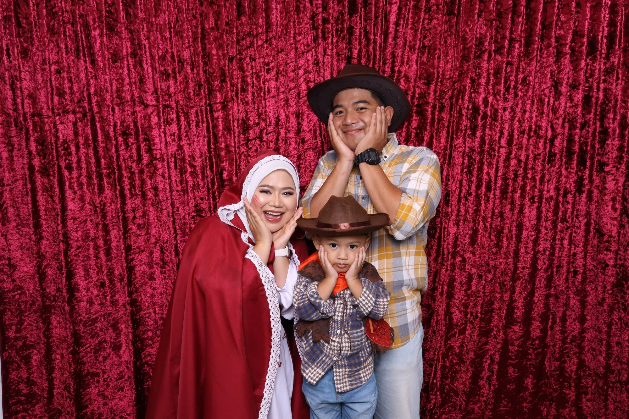 Kenangan photobooth makan malam tahunan Pharmacy Movie Magic Night: A Night of Movie Characters & Magical Moments di Anjung Persada Event Hall, Kuantan